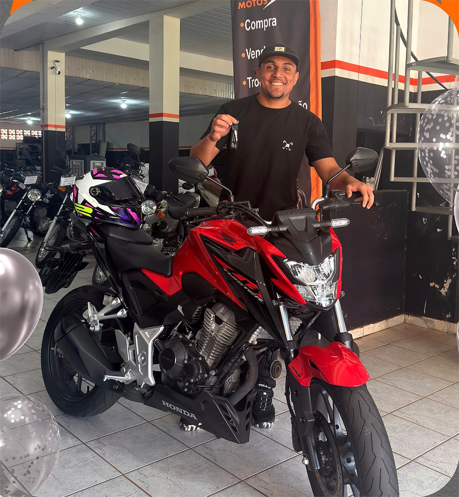 Cliente da AZ Motos com sua motocicleta